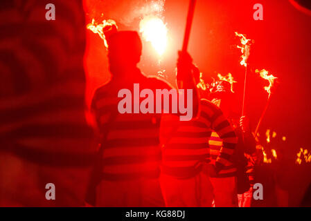 Lewes, Großbritannien. 4 Nov, 2017. Lewes Lagerfeuer Nacht feiern. Die jährliche 5. November feiern in Lewes, East Sussex, sind die größten Bonfire Night feiern in der Welt. Diese Jahre feiern fallen am Samstag, den 4. November. Credit: Francesca Moore/Alamy leben Nachrichten Stockfoto