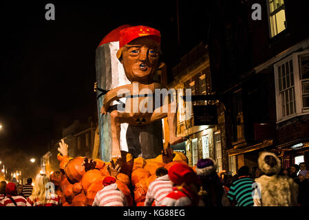 Lewes, Großbritannien. 4 Nov, 2017. Lewes Lagerfeuer Nacht feiern. Die jährliche 5. November feiern in Lewes, East Sussex, sind die größten Bonfire Night feiern in der Welt. Diese Jahre feiern fallen am Samstag, den 4. November. Credit: Francesca Moore/Alamy leben Nachrichten Stockfoto