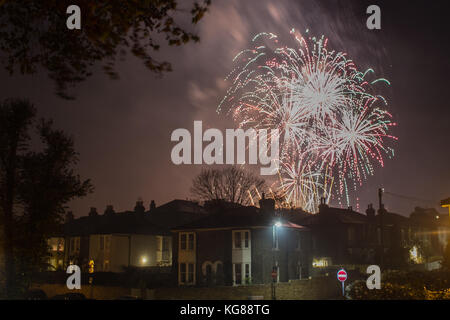 London, Großbritannien. 4 Nov, 2017. spektakuläre Feuerwerk am Lagerfeuer Nacht tak Rsetzen auf eine kalte Nacht in Wimbledon Kredit Anzeige: Amer ghazzal/alamy leben Nachrichten Stockfoto