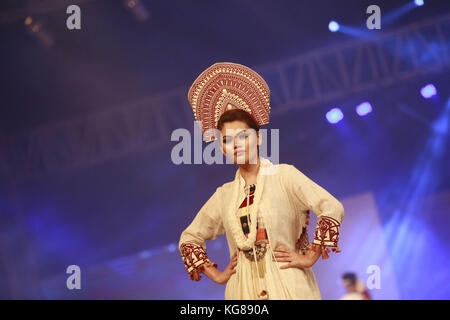 Dhaka, Bangladesch. 4 Nov, 2017. bangladeshi Modelle Tücher während tresemmé präsentiert''˜ khadi Festival 2017 in Dhaka, Bangladesh. Credit: suvra kanti das/zuma Draht/alamy leben Nachrichten Stockfoto