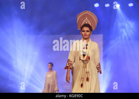 Dhaka, Bangladesch. 4 Nov, 2017. bangladeshi Modelle Tücher während tresemmé präsentiert''˜ khadi Festival 2017 in Dhaka, Bangladesh. Credit: suvra kanti das/zuma Draht/alamy leben Nachrichten Stockfoto