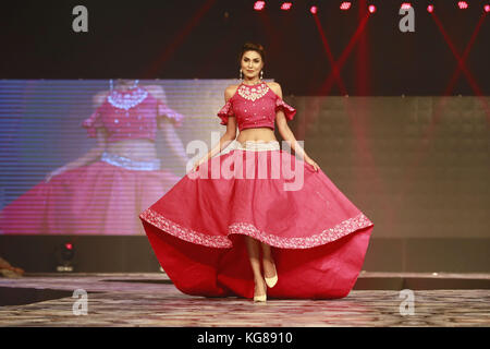 Dhaka, Bangladesch. 4 Nov, 2017. bangladeshi Modelle Tücher während tresemmé präsentiert''˜ khadi Festival 2017 in Dhaka, Bangladesh. Credit: suvra kanti das/zuma Draht/alamy leben Nachrichten Stockfoto