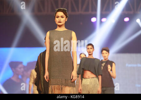 Dhaka, Bangladesch. 4 Nov, 2017. bangladeshi Modelle Tücher während tresemmé präsentiert''˜ khadi Festival 2017 in Dhaka, Bangladesh. Credit: suvra kanti das/zuma Draht/alamy leben Nachrichten Stockfoto