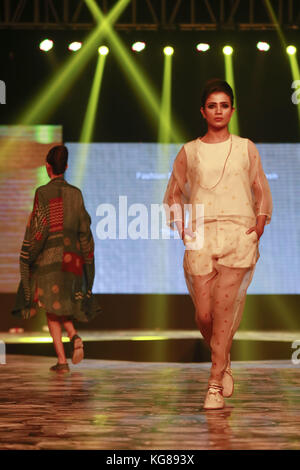 Dhaka, Bangladesch. 4 Nov, 2017. bangladeshi Modelle Tücher während tresemmé präsentiert''˜ khadi Festival 2017 in Dhaka, Bangladesh. Credit: suvra kanti das/zuma Draht/alamy leben Nachrichten Stockfoto