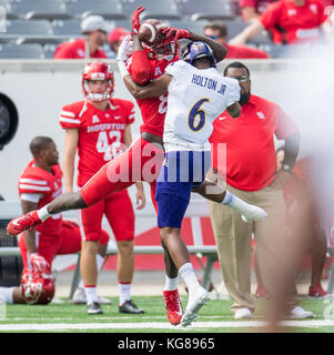 Houston, TX, USA. 4 Nov, 2017. Houston Cougars wide receiver Steven Dunbar (88) macht eine Verriegelung während durch East Carolina Pirates defensive Zurück Marcus Holton jr. (6) Im zweiten Quartal eine NCAA Football Spiel zwischen der East Carolina Pirates und der Universität von Houston Cougars bei tdecu Stadion in Houston, TX verteidigt zu werden. Houston gewann das Spiel 52 zu 27. Trask Smith/CSM/Alamy leben Nachrichten Stockfoto