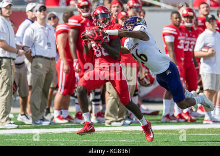 Houston, TX, USA. 4 Nov, 2017. Houston Cougars wide receiver Steven Dunbar (88) macht eine Verriegelung während durch East Carolina Pirates Defensive zurück Colby Gore (26) Während des 1. Quartals ein NCAA Football Spiel zwischen der East Carolina Pirates und der Universität von Houston Cougars bei tdecu Stadion in Houston, TX verteidigt zu werden. Houston gewann das Spiel 52 zu 27. Trask Smith/CSM/Alamy leben Nachrichten Stockfoto