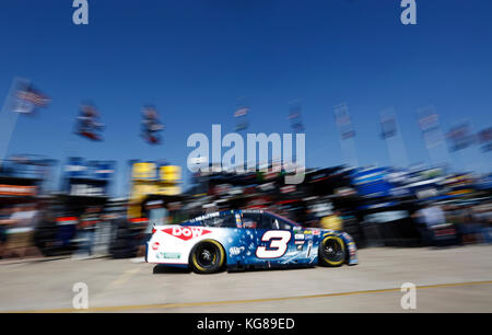 Fort Worth, Texas, USA. 4 Nov, 2017. 4. November 2017. Fort Worth, Texas. Nascar Fahrer Austin Dillon Antriebe durch die Garage während der Praxis für die NASCAR Monster Energy 13. jährlichen AAA Texas 500 an der Texas Motor Speedway in Fort Worth, Texas Credit: Ralph Lauer/ZUMA Draht/Alamy leben Nachrichten Stockfoto