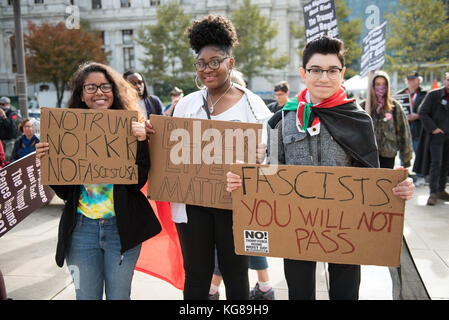 Philadelphia, Pennsylvania, USA. November 2017. Demonstranten des Faschismus im Thomas Payne Plaza in Philadelphia Pennsylvania Credit: Ricky Fitchett/ZUMA Wire/Alamy Live News Stockfoto