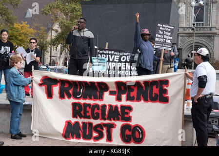 Philadelphia, Pennsylvania, USA. November 2017. Demonstranten des Faschismus im Thomas Payne Plaza in Philadelphia Pennsylvania Credit: Ricky Fitchett/ZUMA Wire/Alamy Live News Stockfoto