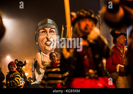 Lewes, Großbritannien. 4. Nov 2016. Lewes Lagerfeuer Nacht feiern. Die jährliche 5. November feiern in Lewes, East Sussex, sind die größten Bonfire Night feiern in der Welt. Diese Jahre feiern fallen am Samstag, den 4. November. Credit: Francesca Moore/Alamy leben Nachrichten Stockfoto