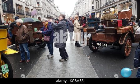 London, Großbritannien. 4 Nov, 2017. Regent Street ist vom Piccadilly Circus, Oxford Circus Fußgängerzone für die jährliche Regent Street Motor Show mit einigen Veteran Karte, elektrische Autos sowie formale eines Autos am 4. November 2017. Quelle: David Mbiyu/Alamy leben Nachrichten Stockfoto
