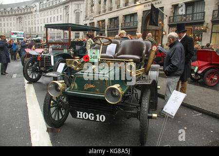 London, Großbritannien. 4 Nov, 2017. Regent Street ist vom Piccadilly Circus, Oxford Circus Fußgängerzone für die jährliche Regent Street Motor Show mit einigen Veteran Karte, elektrische Autos sowie formale eines Autos am 4. November 2017. Quelle: David Mbiyu/Alamy leben Nachrichten Stockfoto