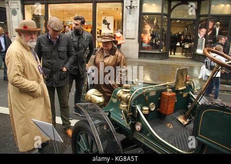 London, Großbritannien. 4 Nov, 2017. Regent Street ist vom Piccadilly Circus, Oxford Circus Fußgängerzone für die jährliche Regent Street Motor Show mit einigen Veteran Karte, elektrische Autos sowie formale eines Autos am 4. November 2017. Quelle: David Mbiyu/Alamy leben Nachrichten Stockfoto