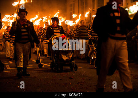 Lewes, Großbritannien. 4. Nov 2016. Lewes Lagerfeuer Nacht feiern. Die jährliche 5. November feiern in Lewes, East Sussex, sind die größten Bonfire Night feiern in der Welt. Diese Jahre feiern fallen am Samstag, den 4. November. Credit: Francesca Moore/Alamy leben Nachrichten Stockfoto