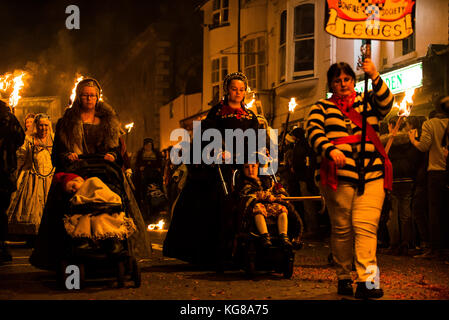 Lewes, Großbritannien. 4. Nov 2016. Lewes Lagerfeuer Nacht feiern. Die jährliche 5. November feiern in Lewes, East Sussex, sind die größten Bonfire Night feiern in der Welt. Diese Jahre feiern fallen am Samstag, den 4. November. Credit: Francesca Moore/Alamy leben Nachrichten Stockfoto