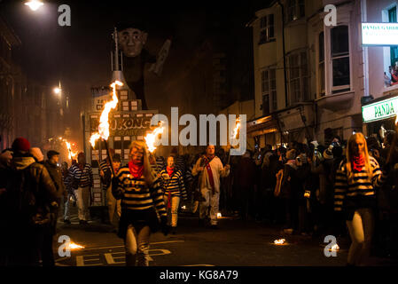 Lewes, Großbritannien. 4. Nov 2016. Lewes Lagerfeuer Nacht feiern. Die jährliche 5. November feiern in Lewes, East Sussex, sind die größten Bonfire Night feiern in der Welt. Diese Jahre feiern fallen am Samstag, den 4. November. Credit: Francesca Moore/Alamy leben Nachrichten Stockfoto