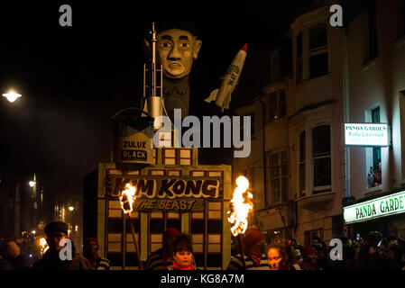 Lewes, Großbritannien. 4. Nov 2016. Lewes Lagerfeuer Nacht feiern. Die jährliche 5. November feiern in Lewes, East Sussex, sind die größten Bonfire Night feiern in der Welt. Diese Jahre feiern fallen am Samstag, den 4. November. Credit: Francesca Moore/Alamy leben Nachrichten Stockfoto