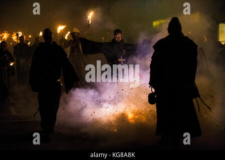 Lewes, Großbritannien. 4. Nov 2016. Lewes Lagerfeuer Nacht feiern. Die jährliche 5. November feiern in Lewes, East Sussex, sind die größten Bonfire Night feiern in der Welt. Diese Jahre feiern fallen am Samstag, den 4. November. Credit: Francesca Moore/Alamy leben Nachrichten Stockfoto