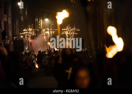 Lewes, Großbritannien. 4. Nov 2016. Lewes Lagerfeuer Nacht feiern. Die jährliche 5. November feiern in Lewes, East Sussex, sind die größten Bonfire Night feiern in der Welt. Diese Jahre feiern fallen am Samstag, den 4. November. Credit: Francesca Moore/Alamy leben Nachrichten Stockfoto