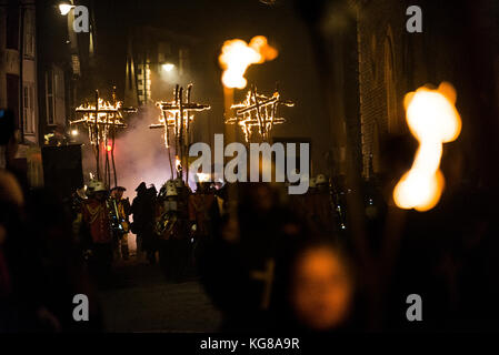 Lewes, Großbritannien. 4. Nov 2016. Lewes Lagerfeuer Nacht feiern. Die jährliche 5. November feiern in Lewes, East Sussex, sind die größten Bonfire Night feiern in der Welt. Diese Jahre feiern fallen am Samstag, den 4. November. Credit: Francesca Moore/Alamy leben Nachrichten Stockfoto
