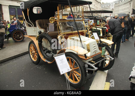 London, Großbritannien. 4 Nov, 2017. Ein 1902 Peugeot auf der jährlichen Regent Street Motor Show am 4. November 2017. Regent Street war von Piccadilly Circus, Oxford Circus Credit: David Mbiyu/Alamy Leben Nachrichten Fußgängerzone Stockfoto