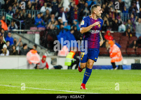 Barcelona, Spanien. November 2017. 4. November 2017 - Barcelona, Barcelona, Spanien -(17) Paco Alcácer (delantero) feiert das erste Tor des Spiels während des La Liga-Spiels zwischen FC Barcelona und Sevilla CF im Camp Nou. Das Spiel hat 2-1 FC Barcelona gewonnen beendet. Credit: Joan Gosa Badia/Alamy Live News Stockfoto