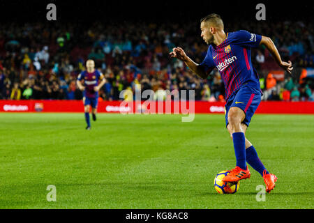 Barcelona, Spanien. November 2017. 4. November 2017 - Barcelona, Barcelona, Spanien - (18) Jordi Alba (defensa) erhält den Ball während des La Liga-Spiels zwischen FC Barcelona und Sevilla CF im Camp Nou. Das Spiel hat 2-1 FC Barcelona gewonnen beendet. Credit: Joan Gosa Badia/Alamy Live News Stockfoto