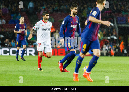 Barcelona, Spanien. November 2017. 4. November 2017 - Barcelona, Barcelona, Spanien - (03) Gerard Piqué spielt den Ball während des La Liga-Spiels zwischen FC Barcelona und Sevilla CF im Camp Nou. Das Spiel hat 2:1 beendet, FC Barcelona hat gewonnen. Credit: Joan Gosa Badia/Alamy Live News Stockfoto