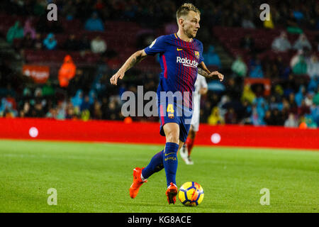 Barcelona, Spanien. November 2017. 4. November 2017 - Barcelona, Barcelona, Spanien - (04) Rakitic spielt den Ball während des La Liga-Spiels zwischen FC Barcelona und Sevilla CF im Camp Nou. Das Spiel hat 2:1 beendet, FC Barcelona hat gewonnen. Credit: Joan Gosa Badia/Alamy Live News Stockfoto