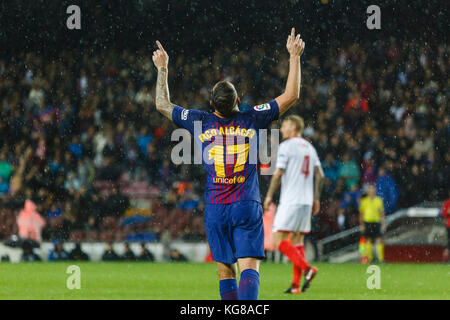 Barcelona, Spanien. November 2017. 4. November 2017 - Barcelona, Barcelona, Spanien - (17) Paco Alcácer feiert das zweite Tor während des La Liga-Spiels zwischen FC Barcelona und Sevilla CF im Camp Nou. Das Spiel hat 2:1 beendet, FC Barcelona hat gewonnen. Credit: Joan Gosa Badia/Alamy Live News Stockfoto