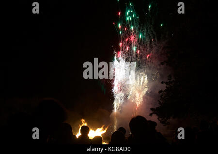 Wickford, Essex, Großbritannien. 4 Nov, 2017. Feuerwerk und Lagerfeuer Credit: Ben Rektor/Alamy leben Nachrichten Stockfoto