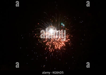 Wickford, Essex, Großbritannien. 4 Nov, 2017. Feuerwerk und Lagerfeuer Credit: Ben Rektor/Alamy leben Nachrichten Stockfoto