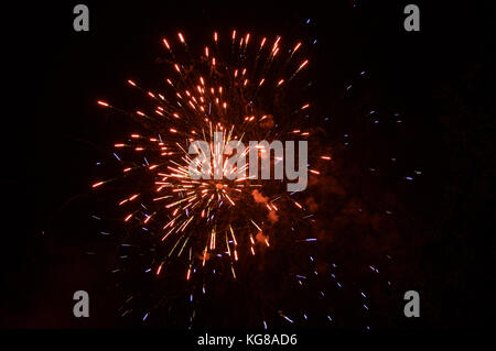 Wickford, Essex, Großbritannien. 4 Nov, 2017. Feuerwerk und Lagerfeuer Credit: Ben Rektor/Alamy leben Nachrichten Stockfoto