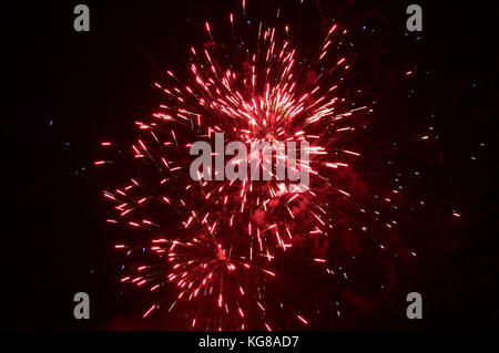 Wickford, Essex, Großbritannien. 4 Nov, 2017. Feuerwerk und Lagerfeuer Credit: Ben Rektor/Alamy leben Nachrichten Stockfoto