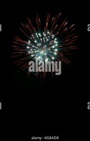 Wickford, Essex, Großbritannien. 4 Nov, 2017. Feuerwerk und Lagerfeuer Credit: Ben Rektor/Alamy leben Nachrichten Stockfoto