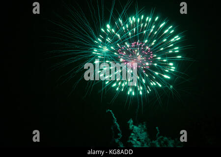 Wickford, Essex, Großbritannien. 4 Nov, 2017. Feuerwerk und Lagerfeuer Credit: Ben Rektor/Alamy leben Nachrichten Stockfoto