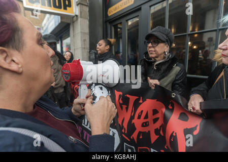 London, Großbritannien. 4. November 2017. Lisa Mckenzie spricht an der Klasse Krieg und London 4. Wave Feministinnen Protest außerhalb der Jack the Ripper Touristenattraktion in East London für Sie geschlossen werden. Credit: Peter Marschall/Alamy leben Nachrichten Stockfoto