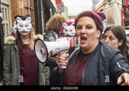 London, Großbritannien. 4. November 2017. Lisa Mckenzie spricht an der Klasse Krieg und London 4. Wave Feministinnen Protest außerhalb der Jack the Ripper Touristenattraktion in East London für Sie geschlossen werden. Credit: Peter Marschall/Alamy leben Nachrichten Stockfoto