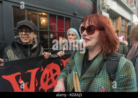 London, Großbritannien. 4. November 2017. Klasse Krieg und London 4. Wave Feministinnen Protest außerhalb der Jack the Ripper Touristenattraktion in East London für Sie geschlossen werden. Credit: Peter Marschall/Alamy leben Nachrichten Stockfoto