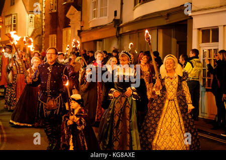 Lewes, Großbritannien - 4. November 2017: Teilnehmer der Borough Bonfire Society bei Fackelzügen in der Lewes Bonfire Night. Quelle: Scott Hortop/Alamy Live News Stockfoto