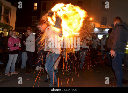 Die Teilnehmer laufen mit einer brennenden Fass im Teer bei der jährlichen Ottery St Mary tar barrel Festival in Devon getränkt, uk Credit: finnbarr Webster/alamy leben Nachrichten Stockfoto