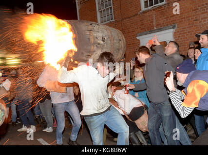 Die Teilnehmer laufen mit einer brennenden Fass im Teer bei der jährlichen Ottery St Mary tar barrel Festival in Devon getränkt, uk Credit: finnbarr Webster/alamy leben Nachrichten Stockfoto