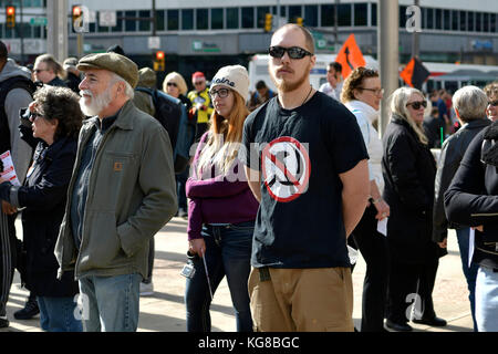 Philadelphia, USA. 04 Nov, 2017. Ein nicht identifiziertes Zähler Demonstrant steht in der Masse an einem Verweigern Faschismus Kundgebung an Thomas Paine Plaza, am 4. November 2017, in Philadelphia, PA. Credit: Bastiaan Slabbers/Alamy leben Nachrichten Stockfoto