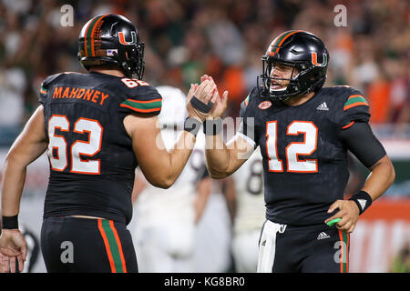 Miami Gardens, Florida, USA. 4 Nov, 2017. Miami Hurrikane quarterback Malik Rosier (12) feiert ein zweites Viertel Touchdown mit Miami Hurricanes Offensive Lineman Hayden Mahoney (62) während der ersten Hälfte des Spiels zwischen dem Miami Hurrikane und die Virginia Tech Hokies im Hard Rock Stadion in Miami Gardens, Fla., am Samstag, 4. November 2017. Quelle: Andres Leiva/der Palm Beach Post/ZUMA Draht/Alamy leben Nachrichten Stockfoto