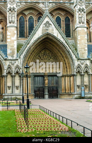 London, Großbritannien. 4. November 2017. Die Vorbereitungen mit Kreuzen und Mohn für die 2017 Feld der Erinnerung an die Westminster Abbey beginnen. Erinnerung Tribute jedes Tribute eine persönliche Nachricht an jemanden, der ihr Leben in den Dienst des Landes verloren. jedes Jahr gepflanzt sind, Hunderte von Freiwilligen Werk mehr als 120.000 Tribute über sechs Felder der Erinnerung in Großbritannien Quelle: Johnny armstead/alamy leben Nachrichten Stockfoto