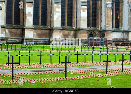 London, Großbritannien. 4. November 2017. Die Vorbereitungen mit Kreuzen und Mohn für die 2017 Feld der Erinnerung an die Westminster Abbey beginnen. Erinnerung Tribute jedes Tribute eine persönliche Nachricht an jemanden, der ihr Leben in den Dienst des Landes verloren. jedes Jahr gepflanzt sind, Hunderte von Freiwilligen Werk mehr als 120.000 Tribute über sechs Felder der Erinnerung in Großbritannien Quelle: Johnny armstead/alamy leben Nachrichten Stockfoto