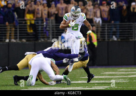 Seattle, WA, USA. 4 Nov, 2017. Oregon Empfänger Charles Nelson (6) versucht zu gehen und über UW defender Austin Joyner (4) in einem PAC 12 Fußballspiel zwischen den Oregon Enten und der Washington Huskies. Das Spiel wurde bei Husky Stadium auf dem Campus der Universität von Washington in Seattle, WA gespielt. Jeff Halstead/CSM/Alamy leben Nachrichten Stockfoto