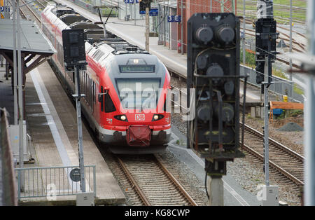 Rügen, Deutschland. Oktober 2017. Ein Regionalzug (RE9) fährt am 6. Oktober 2017 in Bergen auf der Insel Rügen. Die Deutsche Bahn stoppt den Schienenverkehr auf der Insel ab dem 6. November 2017 (4 Uhr) für fast drei Wochen. Aufgrund umfangreicher Bauarbeiten fahren keine Züge. Betroffen ist der Regional- und Fernverkehr. Quelle: Stefan sauer/dpa-Zentralbild/dpa/Alamy Live News Stockfoto