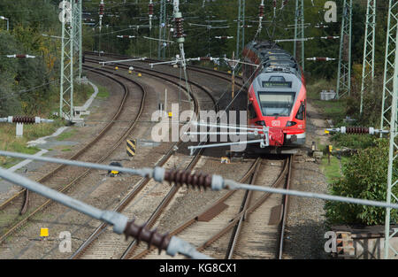 Rügen, Deutschland. Oktober 2017. Ein Regionalzug (RE9) fährt am 6. Oktober 2017 in Bergen auf der Insel Rügen. Die Deutsche Bahn stoppt den Schienenverkehr auf der Insel ab dem 6. November 2017 (4 Uhr) für fast drei Wochen. Aufgrund umfangreicher Bauarbeiten fahren keine Züge. Betroffen ist der Regional- und Fernverkehr. Quelle: Stefan sauer/dpa-Zentralbild/dpa/Alamy Live News Stockfoto