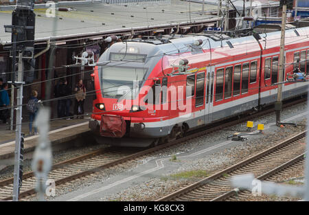 Rügen, Deutschland. Oktober 2017. Ein Regionalzug (RE9) fährt am 6. Oktober 2017 in Bergen auf der Insel Rügen. Die Deutsche Bahn stoppt den Schienenverkehr auf der Insel ab dem 6. November 2017 (4 Uhr) für fast drei Wochen. Aufgrund umfangreicher Bauarbeiten fahren keine Züge. Betroffen ist der Regional- und Fernverkehr. Quelle: Stefan sauer/dpa-Zentralbild/dpa/Alamy Live News Stockfoto